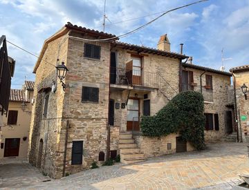 Facciata - Bilocale in Vendita in Piazza del Castello a Bevagna