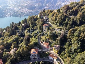 Terreno edificabile in Vendita in Via Giacomo Scalini a Brunate