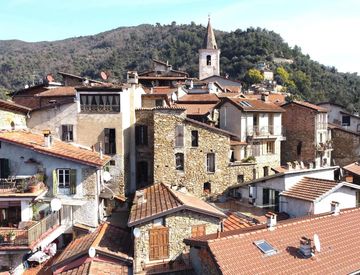 Foto 1 di 24 - Quadrilocale in Vendita in Via Fiume 15 a Apricale