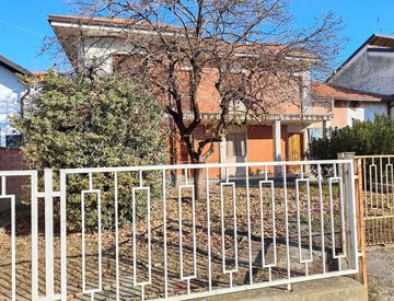 Foto 1 di 46 - Casa bifamiliare, trifamiliare in Vendita in Vicolo IV Novembre 7 a Bianzè