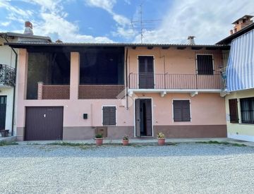 Foto 1 di 19 - Casa bifamiliare, trifamiliare in Vendita in Vicolo Basso 22 a Carisio