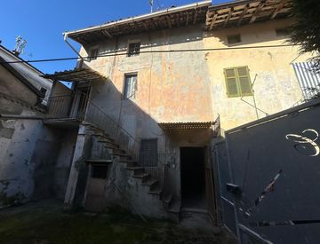 Foto 1 di 13 - Casa bifamiliare, trifamiliare in Vendita in Vicolo Castello 5 a Stroppiana