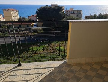 Terrazza - Bilocale in Vendita in Via Aurelia a Riva Ligure