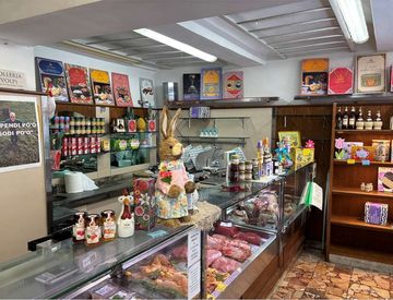 Foto 1 di 5 - Negozio alimentare in Vendita in Via Vittorio Emanuele II 2 a Lucca