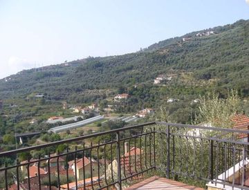 Foto 1 di 17 - Casa bifamiliare, trifamiliare in Vendita in Via Partigiani a Diano San Pietro