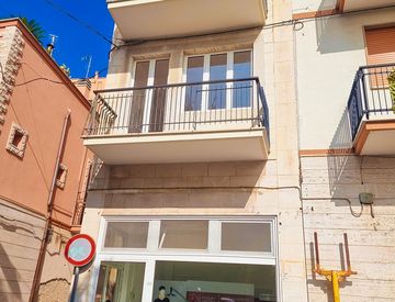 Palazzo in Vendita in Via Ciro Menotti 3 a Mola di Bari 155mq