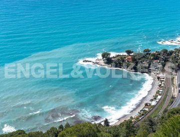 Foto 1 di 16 - Casa indipendente in Vendita in Piazza Ciotti 6 a Ventimiglia