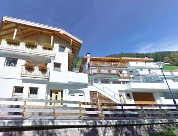 Piscina - Villetta a schiera in Vendita in Via Catinaccio 41 a Nova Levante