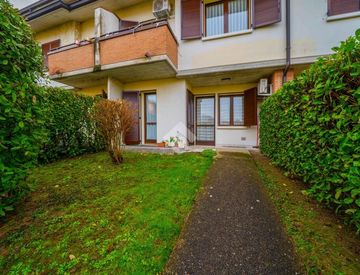 Facciata - Villetta a schiera in Vendita in Via Pablo Picasso 9 a Sant'Ilario d'Enza