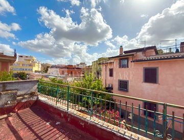 Terrazza - Trilocale in Vendita in Viale della Bella Villa 79 a Roma