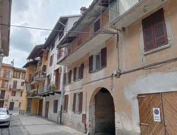 Foto 1 di 11 - Villetta a schiera in Vendita in Via Piolo 11 a Serravalle Sesia