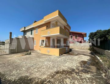 Foto 1 di 25 - Casa bifamiliare, trifamiliare in Vendita in Via Del Timo a Ispica