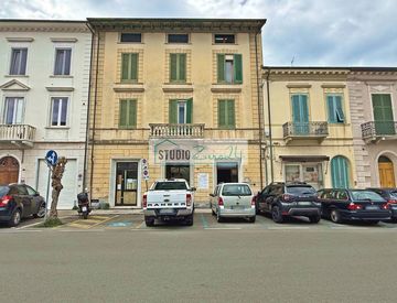 Foto 1 di 17 - Locale commerciale in Vendita in Viale Ugo Foscolo a Viareggio