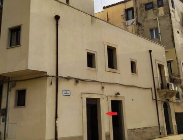 Foto 1 di 16 - Casa indipendente in Vendita in Via Bertani 12 a Scicli