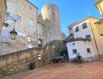 Casa indipendente in Vendita in Piazza della libertà a Ameglia - 300mq ...