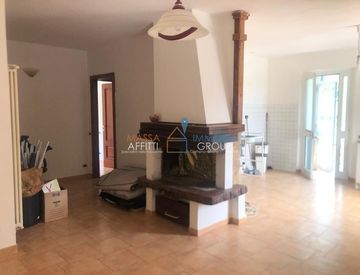 Soggiorno - Casa indipendente in Affitto in Via Ferdinando Martini 75 a Massa