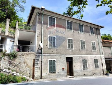 Foto 1 di 88 - Casa bifamiliare, trifamiliare in Vendita in SS28 Nord 2 -90 a Pornassio