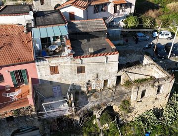 Foto 1 di 34 - Casa bifamiliare, trifamiliare in Vendita in Strada Case Cardi a Ventimiglia