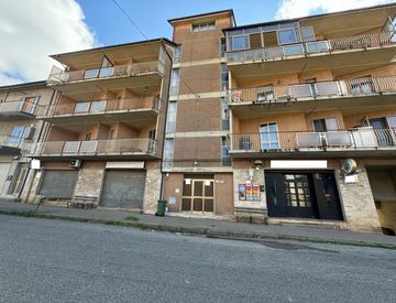 Foto 1 di 11 - Quadrilocale in Vendita in Via dei Vespri 10 a Soveria Mannelli