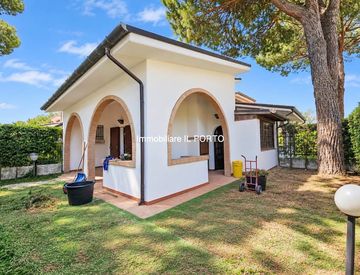 Facciata - Villa in Vendita in zona Lido degli Estensi a Comacchio