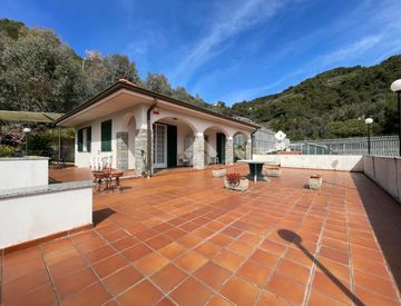 Piscina - Villa in Vendita in Strada Fullavin a Soldano