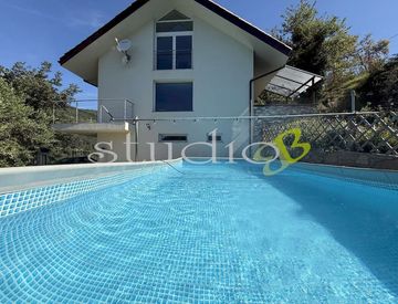 Piscina - Villa in Vendita in Strada della Villa a Seborga