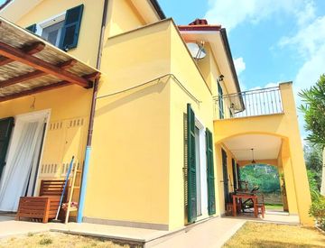 Foto 1 di 74 - Casa indipendente in Vendita in Viale della Repubblica a Vallebona