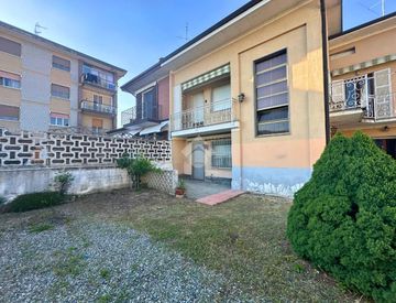 Foto 1 di 35 - Casa indipendente in Vendita in Via Ugo Foscolo 1 a Santhià