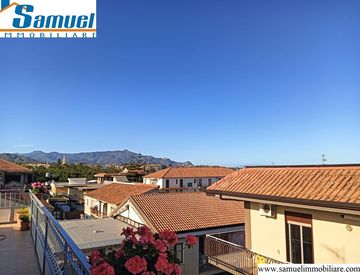 Vista - Attico, mansarda in Vendita in Via Vittorio Emanuele Orlando a Fiumefreddo di Sicilia