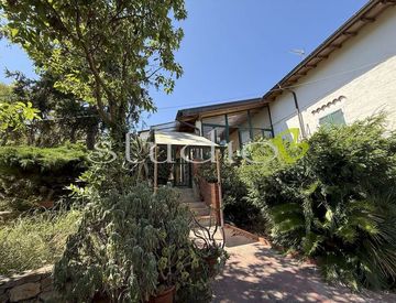Foto 1 di 16 - Casa indipendente in Vendita in Via Benedetto Cairoli a Bordighera