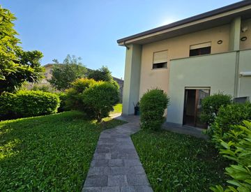 Facciata - Villetta a schiera in Vendita in Via Papa Giovanni XXIII 27 a Albano Sant'Alessandro