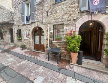 Facciata - Locale commerciale in Vendita in Via del Pozzo della Mensa a Assisi