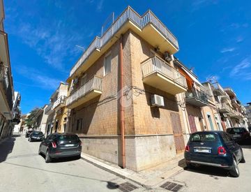 Foto 1 di 23 - Casa indipendente in Vendita in Via Fontana Vecchia 3 a Canosa di Puglia