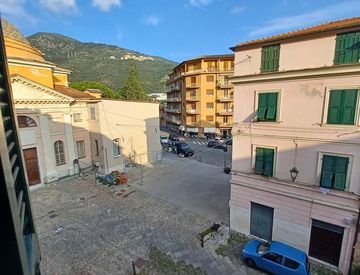 Foto 1 di 8 - Quadrilocale in Vendita in Piazza Reghezza 6 a Taggia