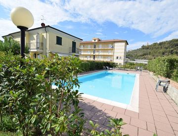 Piscina - Trilocale in Vendita in Via Seuda a Diano Castello