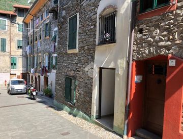 Foto 1 di 16 - Trilocale in Vendita in Via Veziano Emilio 13 a Isolabona