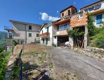Foto 1 di 45 - Casa indipendente in Vendita in Via Principale 11 a Aurigo