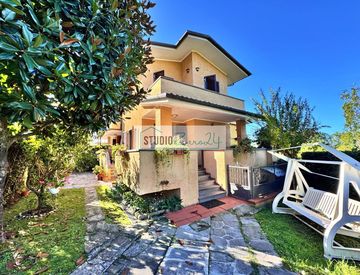 Facciata - Casa bifamiliare, trifamiliare in Vendita in Via del Giardinaccio a Pietrasanta