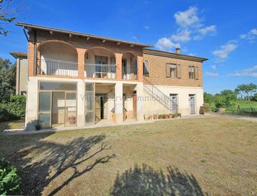 Facciata - Casa bifamiliare, trifamiliare in Vendita in Via Valdichiana a Montepulciano