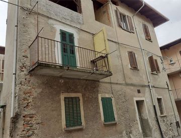 Foto 1 di 8 - Villetta a schiera in Vendita in Via Bellini 13 a Serravalle Sesia
