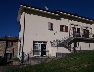 Foto 1 di 8 - Casa indipendente in Vendita in zona Centro a Serramazzoni