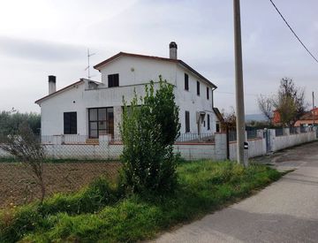 Facciata - Casa indipendente in Vendita in Via dei Cocchi 3 a Foligno