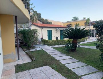 Giardino - Villetta a schiera in Vendita in Via Madonna della Ruota a Bordighera
