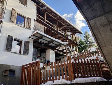 Foto 1 di 23 - Casa indipendente in Vendita in Via Centro si Sabbia a Varallo