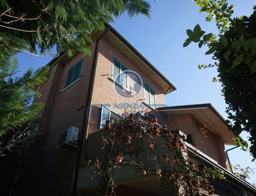 Facciata - Villa in Vendita in Via Gaetano Donizetti 42 a Cesenatico