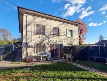 Facciata - Casa bifamiliare, trifamiliare in Vendita in Via di Piaggiori Basso 89 a Capannori