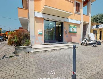 Foto 1 di 22 - Locale commerciale in Vendita in Via A. De Gasperi 724 a Seravezza