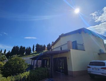 Foto 1 di 27 - Villa in Vendita in Via Giuseppe Rito 24 a Catanzaro
