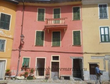 Foto 1 di 11 - Casa indipendente in Vendita in zona Centro a Pigna