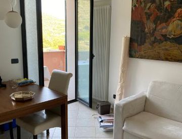 Soggiorno - Trilocale in Vendita in Strada per i Piani a Castellaro